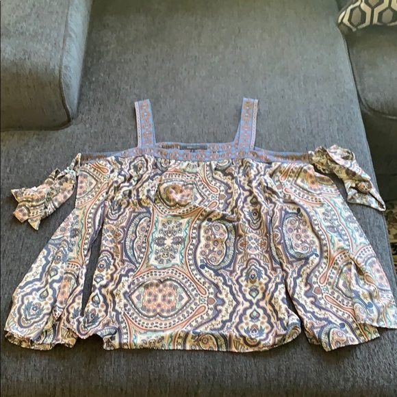 NWOT Bcbgmaxazria Printed Cold Shoulder Top💙 - Picture 4 of 4